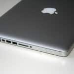 Macbook Pro mit Schnittstellen (geschlossen)