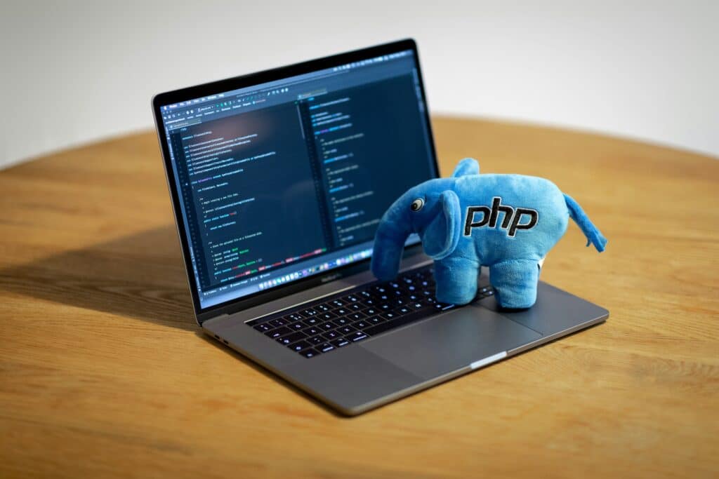 Plüsch-Elefant auf MacBook, Bild: unsplash.com